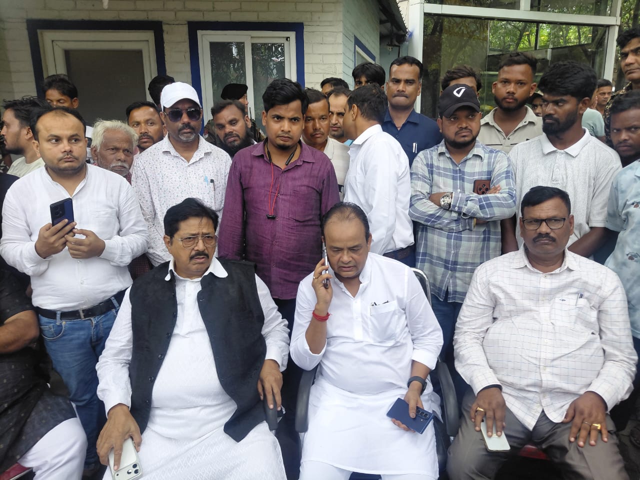 अंतिम दर्शन को मंत्री के आवास पर मौजुद झारखंड स्वस्थ मंत्री दो इरफान अंसारी और विधायक चुन्ना सिंह