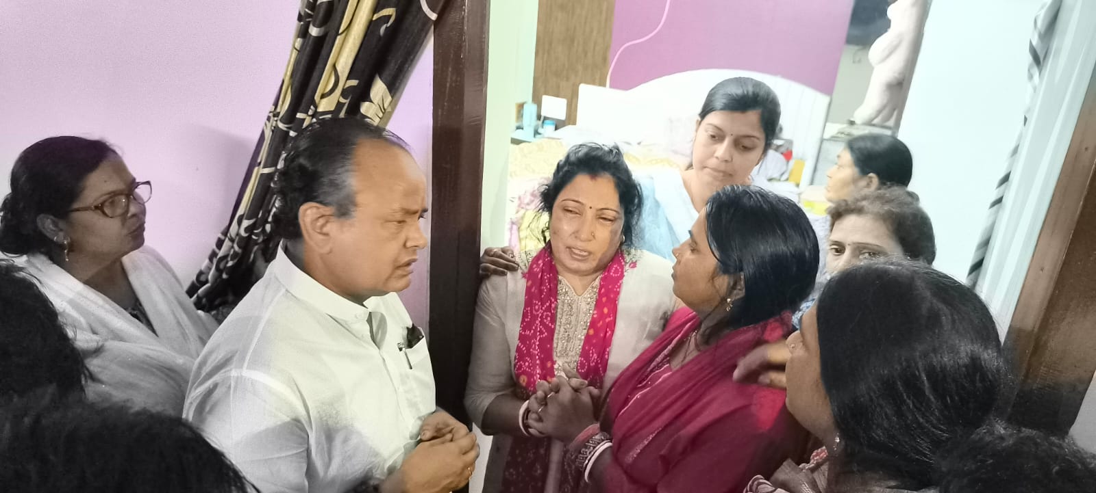 परिजनों को सांत्वना देते इरफान अंसारी