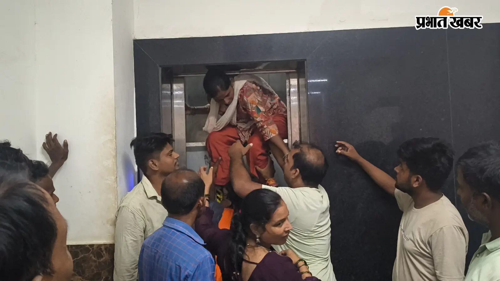 सीवान सदर अस्पताल में बिजली गुल होते ही लिफ्ट में फंसीं दो महिलाएं, एक घंटे तक नहीं मिली मदद, जानिए क्यों