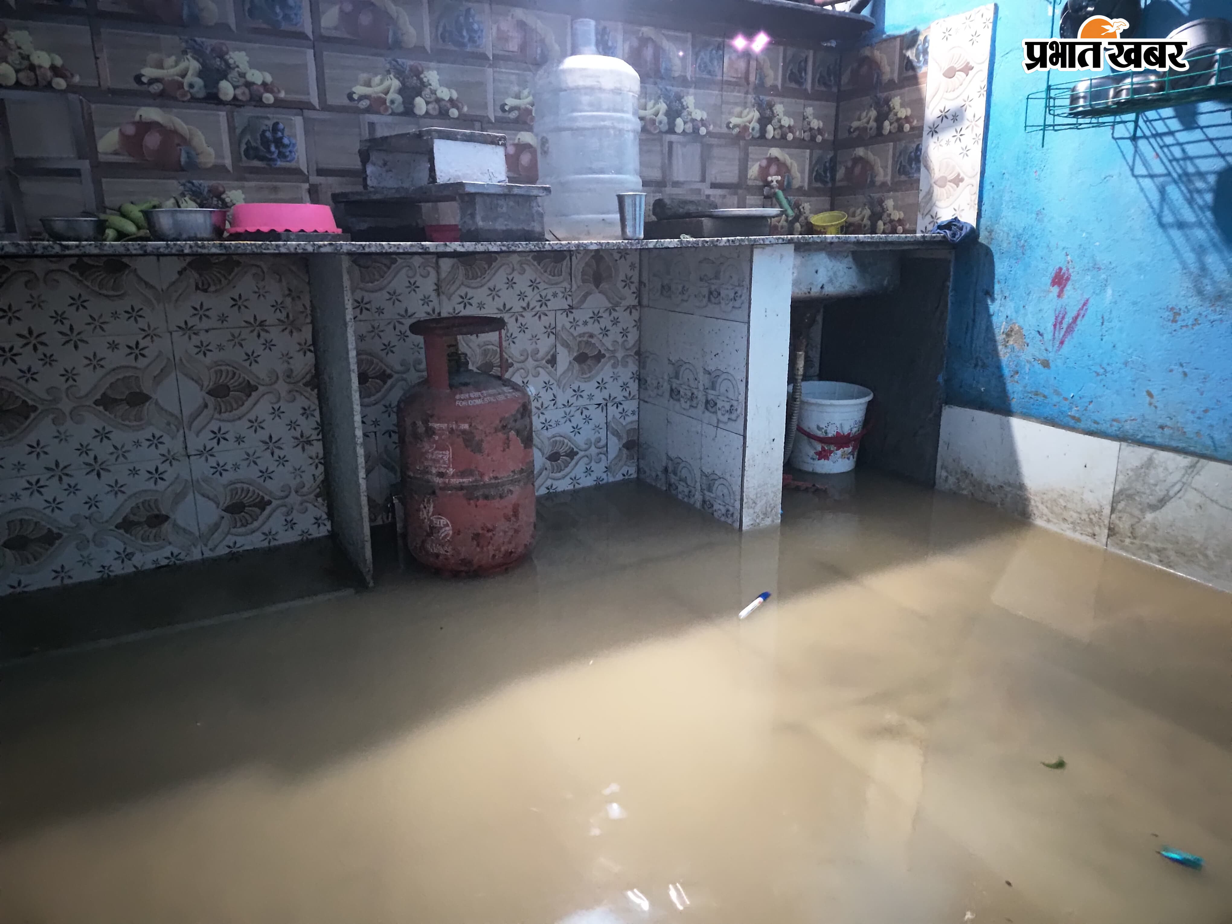 आदमपुर बैंक कॉलोनी के घरों के किचेन में भरा पानी. | Prabhat Khabar Network