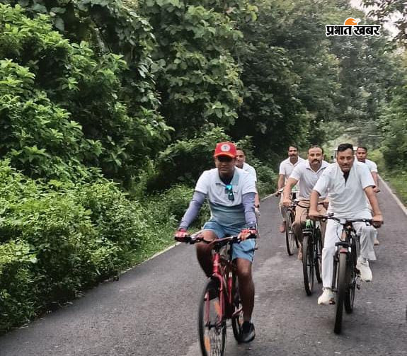 साइकिल रैली में शामिल अधिकारी व जवान | Prabhat Khabar Network