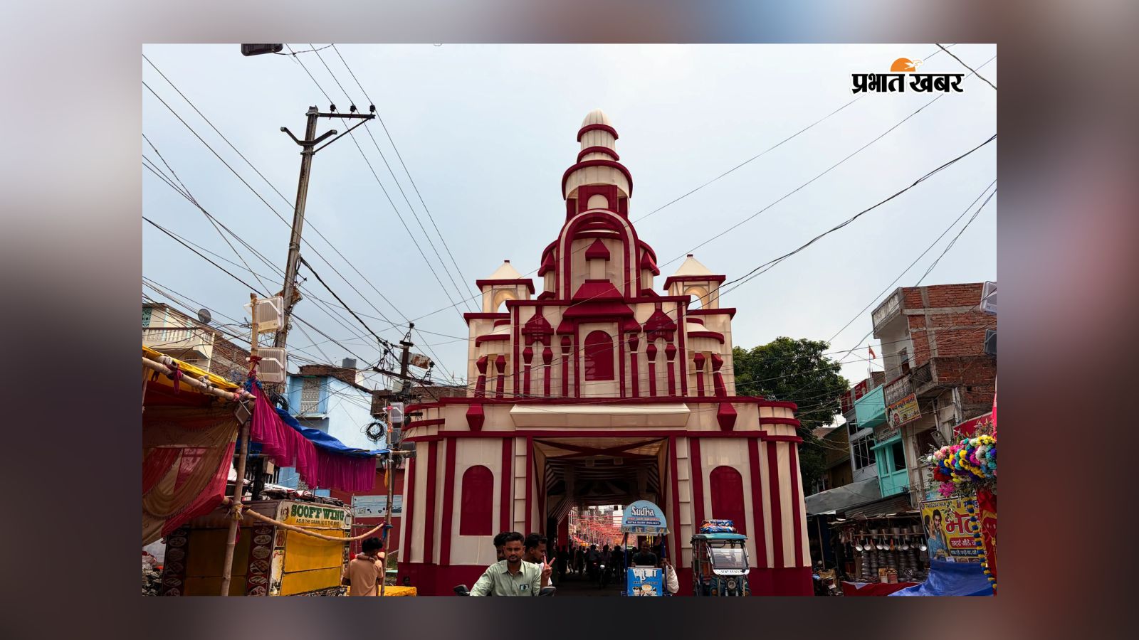 भव्य तोरण द्वार खींच रहा लोगों का ध्यान