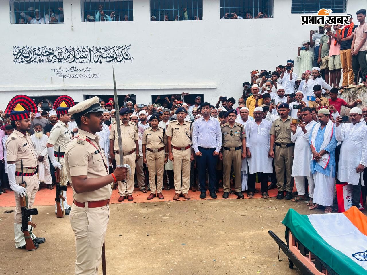 सलामी देते पुलिस बल के जवान | Prabhat Khabar Network