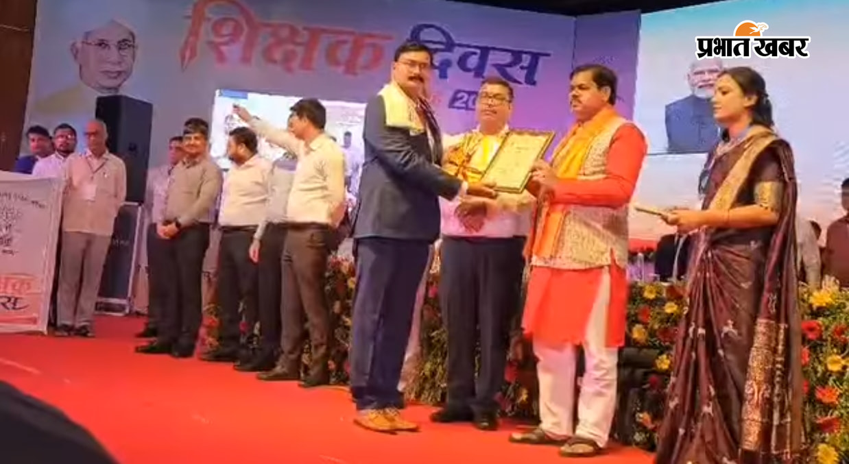 शिक्षा मंत्री से सम्मानित होते डॉ सौरभ कुमार | Prabhat Khabar Network