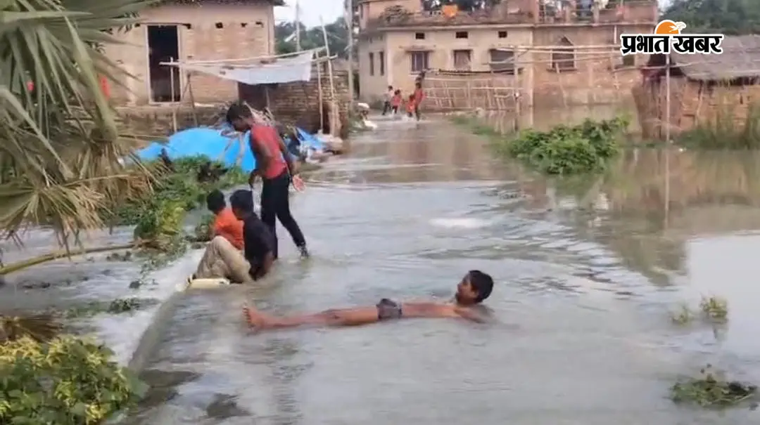 सारण के मांझी में दाहा नदी का रिंग बांध टूटा, बीन टोलिया के घरों में घुसा बाढ़ का पानी, बैरिकेडिंग हटाने की मांग
