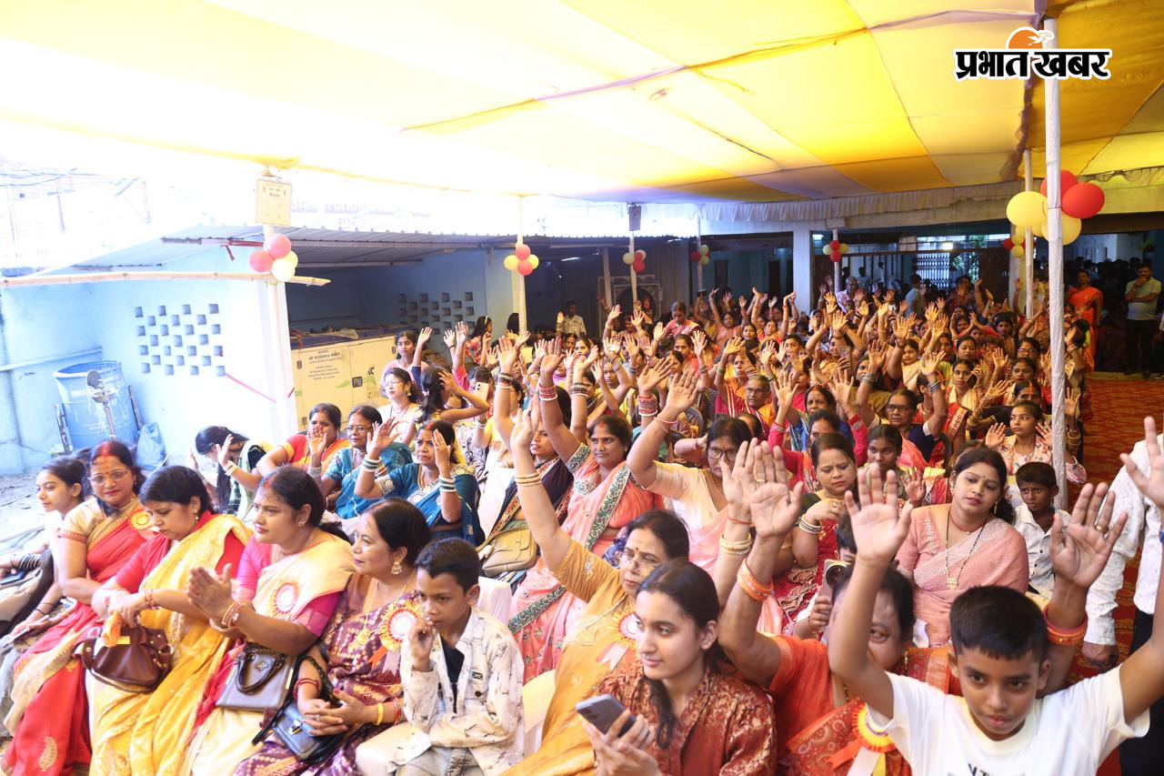 फोटो कैप्शन: बाबा गणिनाथ जयंती समारोह में उपस्थित सांसद एवं समाज के लोग | Prabhat Khabar Network