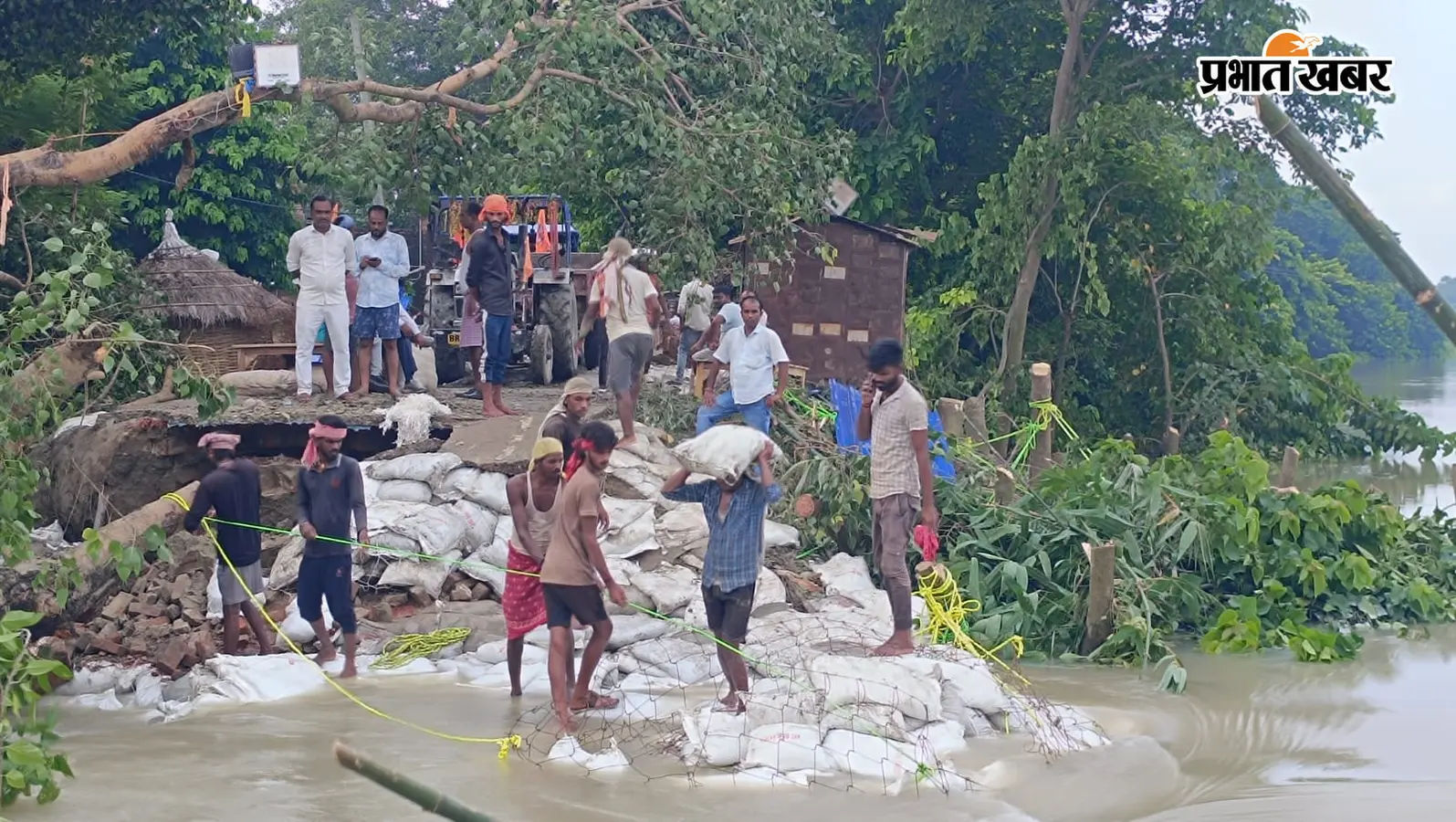 सारण के केसरपुर में दूसरे दिन भी बांध मरम्मती जारी, तेज पानी के प्रवाह से काम में परेशानी, दिघवारा-मलखाचक मार्ग पर आवागमन बंद