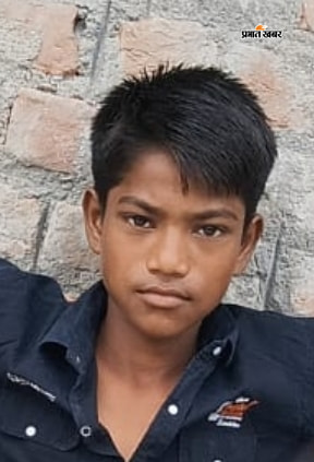 1.किशोर की मौत के बाद रोते बिलखते परिजन  2.किशोर की मौत के बाद रोते बिलखते परिजन  3. मृतक छात्र का फ़ाइल फोटो | Prabhat Khabar Network