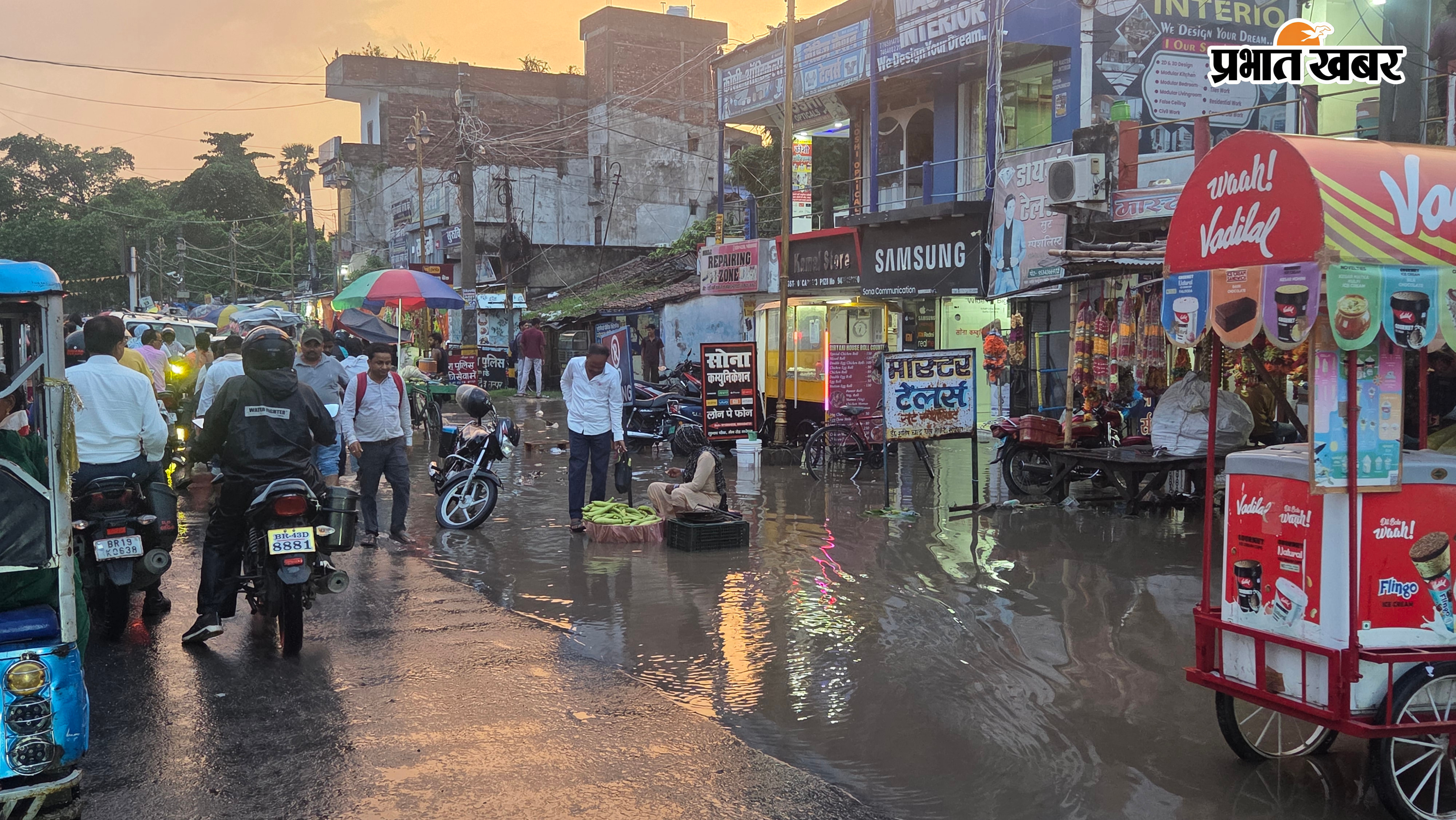बारिश के कारण फुटकर विक्रेताओं को करना पड़ा परेशानियों का सामना | Prabhat Khabar Network