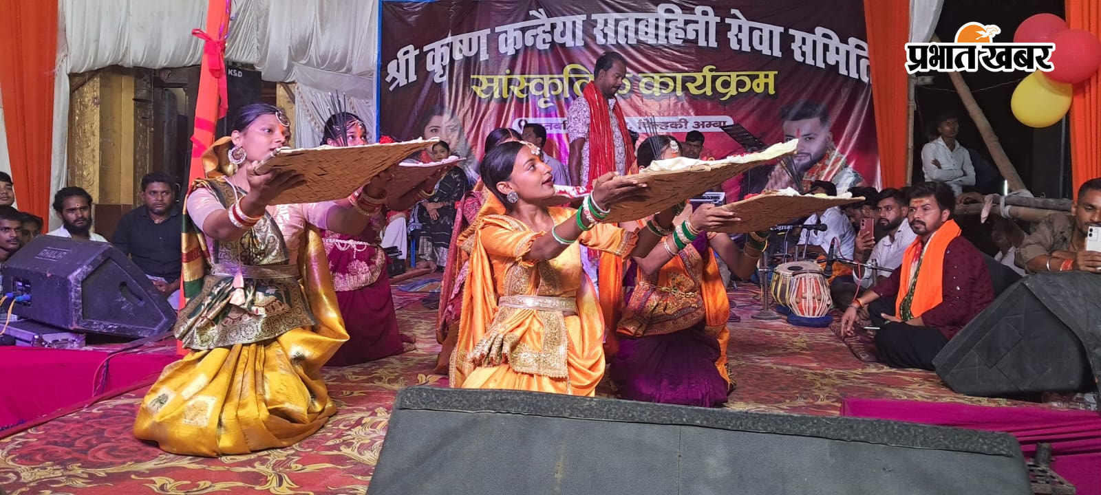 : 1. कार्यक्रम का उद्घाटन करते विधायक, प्रमुख व अन्य अतिथि 2. कार्यक्रम की प्रस्तुति देते कलाकार व उमडी भीड़ 3. छठ गीत पर झांकी प्रस्तुत करते बाल कलाकार | Prabhat Khabar Network