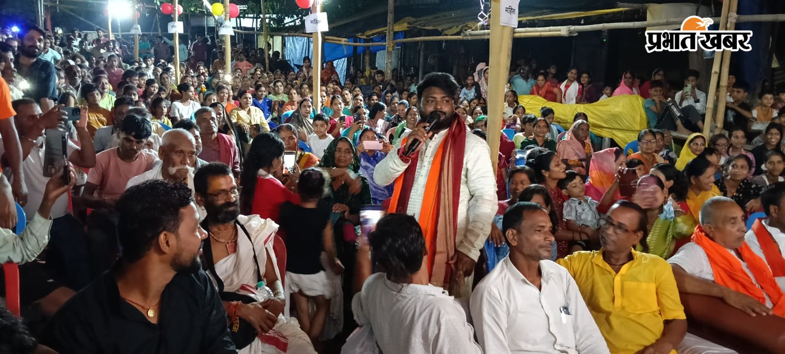 : 1. कार्यक्रम का उद्घाटन करते विधायक, प्रमुख व अन्य अतिथि 2. कार्यक्रम की प्रस्तुति देते कलाकार व उमडी भीड़ 3. छठ गीत पर झांकी प्रस्तुत करते बाल कलाकार | Prabhat Khabar Network