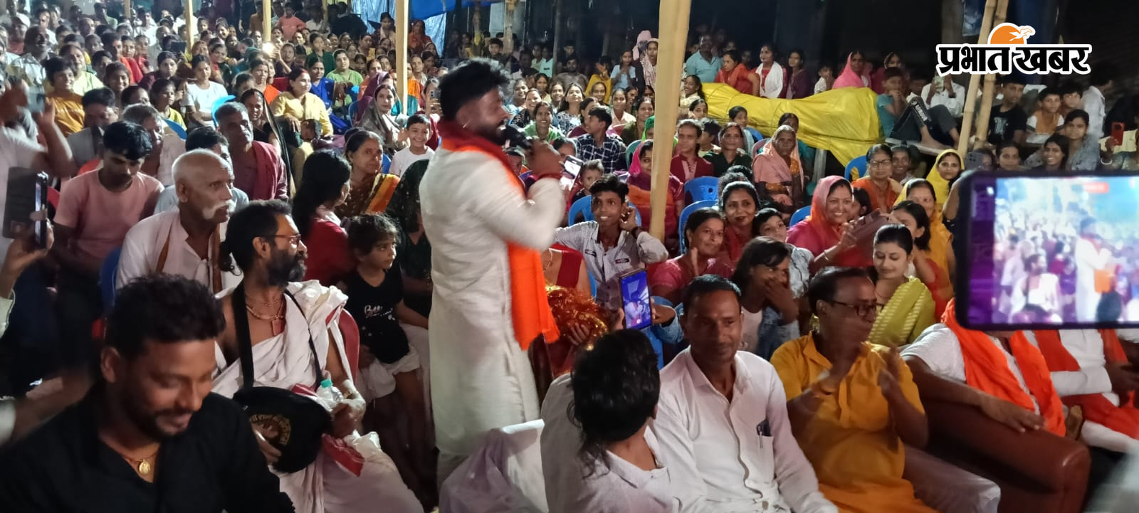 : 1. कार्यक्रम का उद्घाटन करते विधायक, प्रमुख व अन्य अतिथि 2. कार्यक्रम की प्रस्तुति देते कलाकार व उमडी भीड़ 3. छठ गीत पर झांकी प्रस्तुत करते बाल कलाकार | Prabhat Khabar Network
