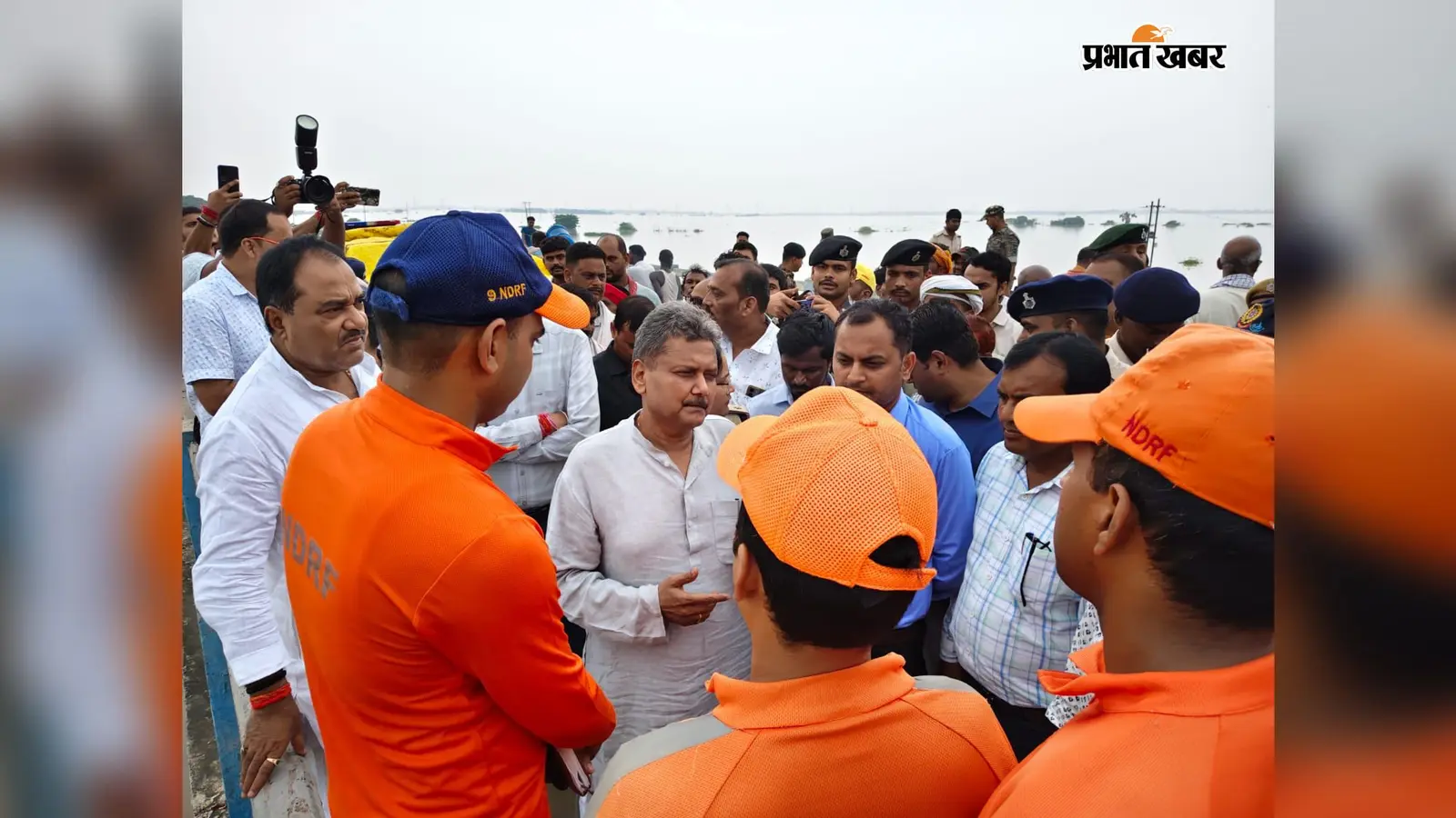 लखीसराय में बाढ़ का कहर बढ़ा, प्रभारी मंत्री ने पटेलपुर-हुसैना में तटबंधों का लिया जायजा