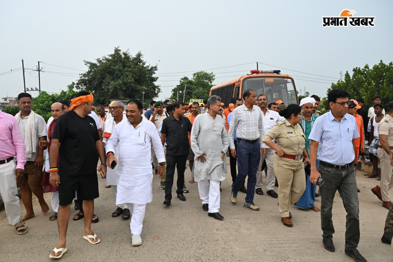 फोटो कैप्शन : 01- पटेलपुर पुल घाट में स्थिति की जानकारी लेते जिला प्रभारी मंत्री सुनील कुमार। 02- हुसैना गांव के पूरब ढाला पर स्थिति की जानकारी लेते जिला प्रभारी मंत्री सुनील कुमार | Prabhat Khabar Network