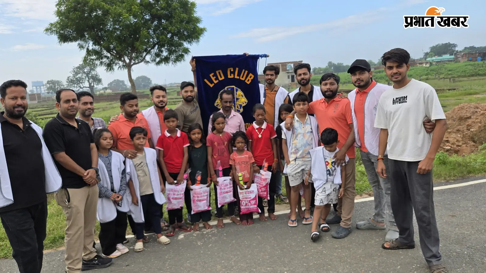 खिलौने और स्नैक्स पाकर खिल उठे जरूरतमंद बच्चों के चेहरे, लियो क्लब ने बांटी खुशियां