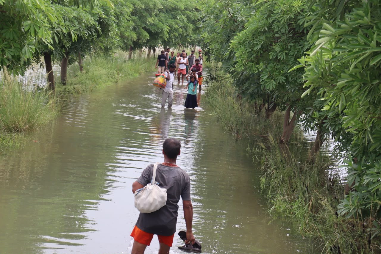 बाढ़ पीड़ितों से मिले पूर्णिया सांसद पप्पू यादव