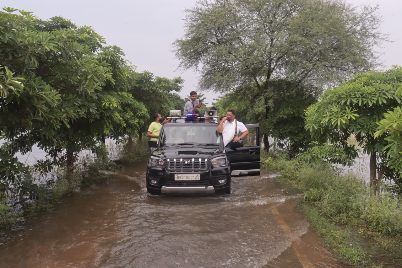 बाढ़ पीड़ितों से मिले पूर्णिया सांसद पप्पू यादव