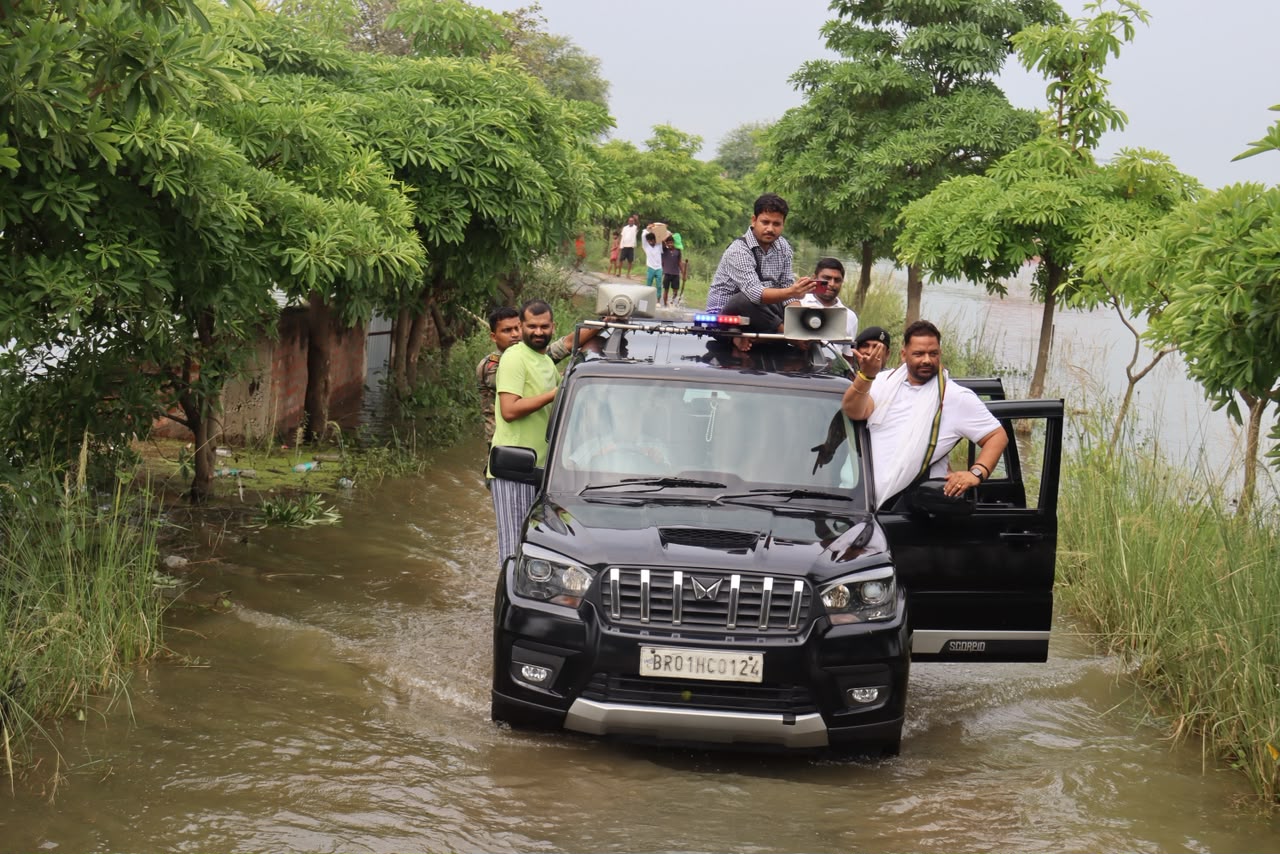 बाढ़ पीड़ितों से मिले पूर्णिया सांसद पप्पू यादव