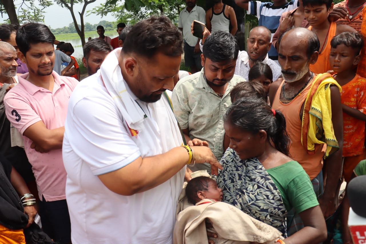बाढ़ पीड़ितों से मिले पूर्णिया सांसद पप्पू यादव