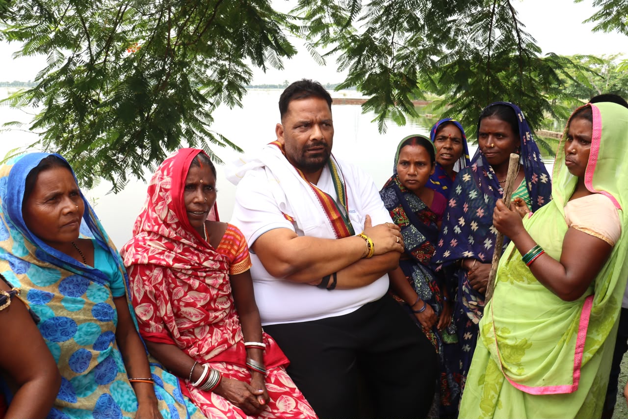 बाढ़ पीड़ितों से मिले पूर्णिया सांसद पप्पू यादव