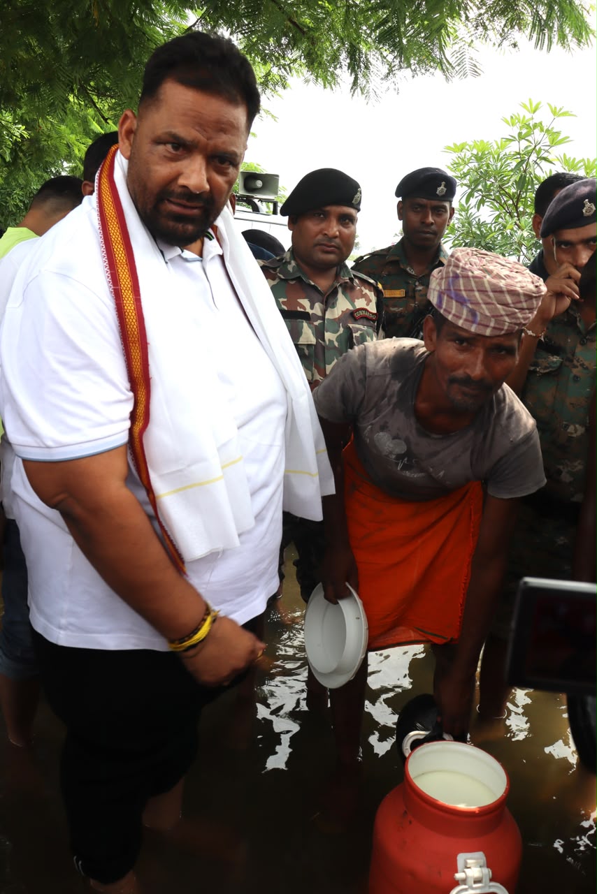 बाढ़ पीड़ितों से मिले पूर्णिया सांसद पप्पू यादव