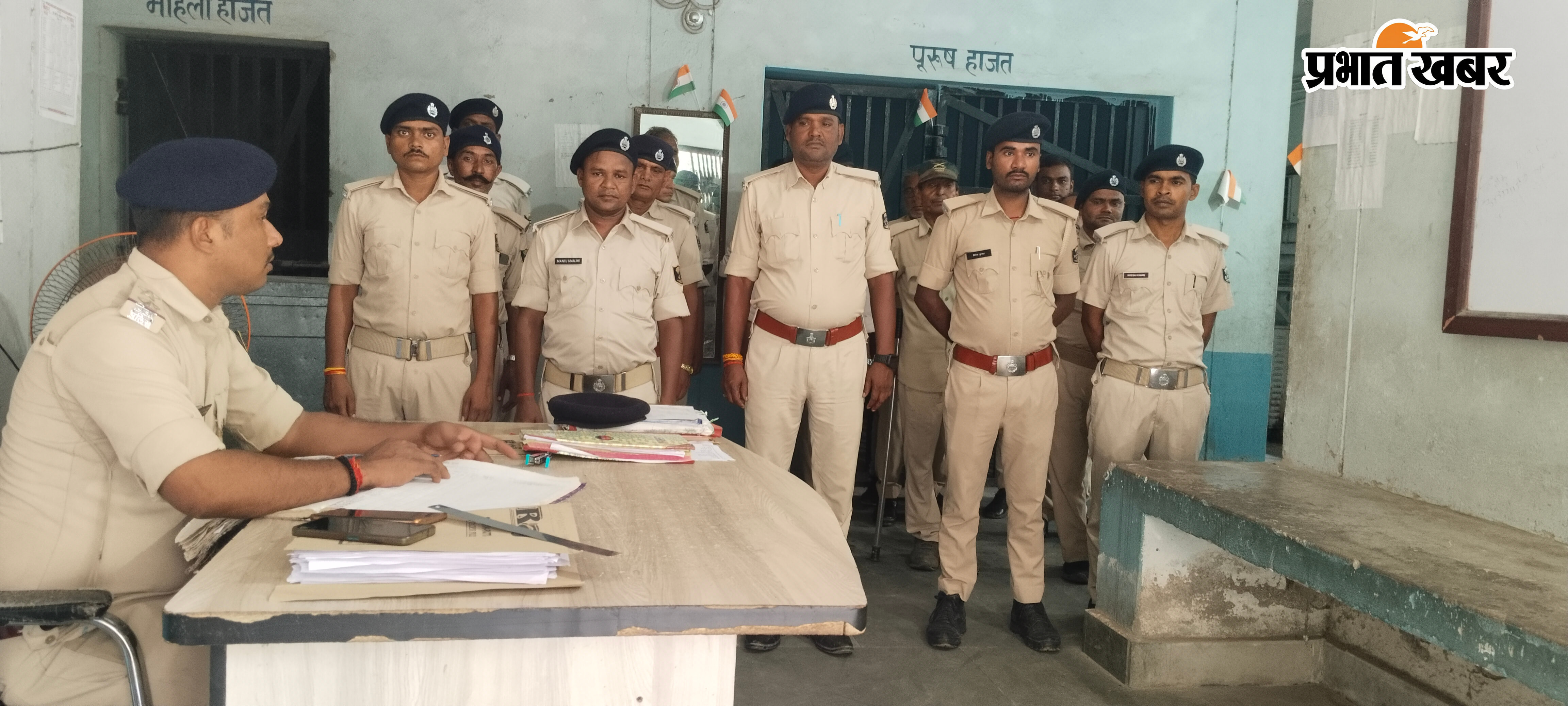 थानाध्यक्ष के द्वारा चौकीदार परेड करते हुए | Prabhat Khabar Network