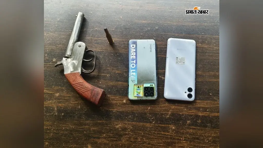 सीवान में हथियार के बल पर मारपीट, पुलिस पहुंची तो बाइक छोड़ भागे आरोपी; कट्टा-कारतूस समेत मोबाइल बरामद