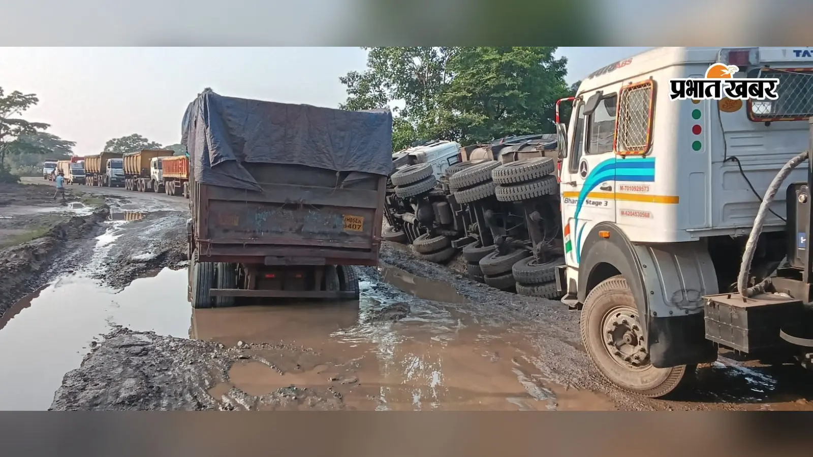 राजनगर-सरायकेला मुख्य मार्ग पर सारंगपोसी के पास गड्ढे में पलटा ट्रेलर, दूसरा फंसा