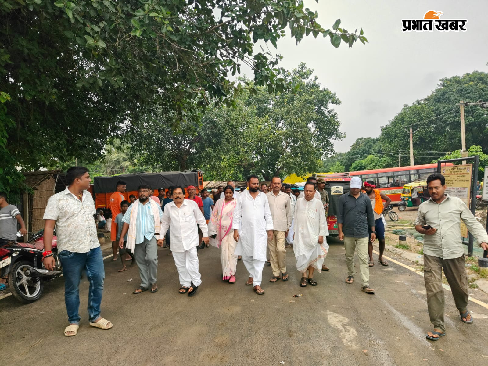बाढ़ ग्रस्त क्षेत्र में भ्रमण का फोटो | Prabhat Khabar Network