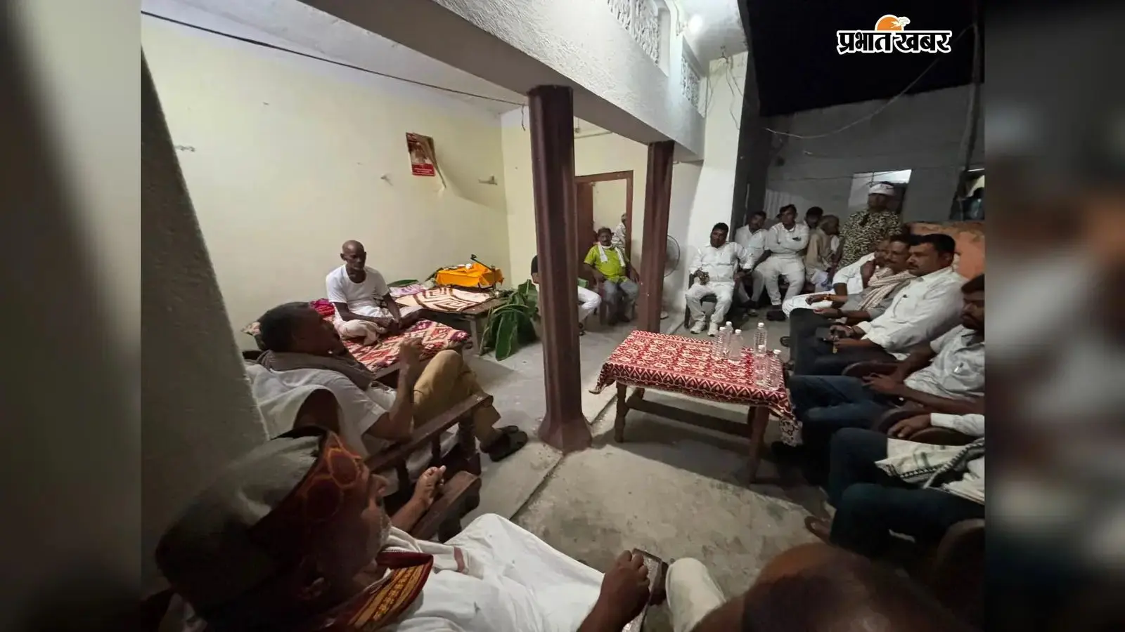 मां के निधन पर समाजसेवी गुड्डू राय से मिले सांसद सुधाकर सिंह