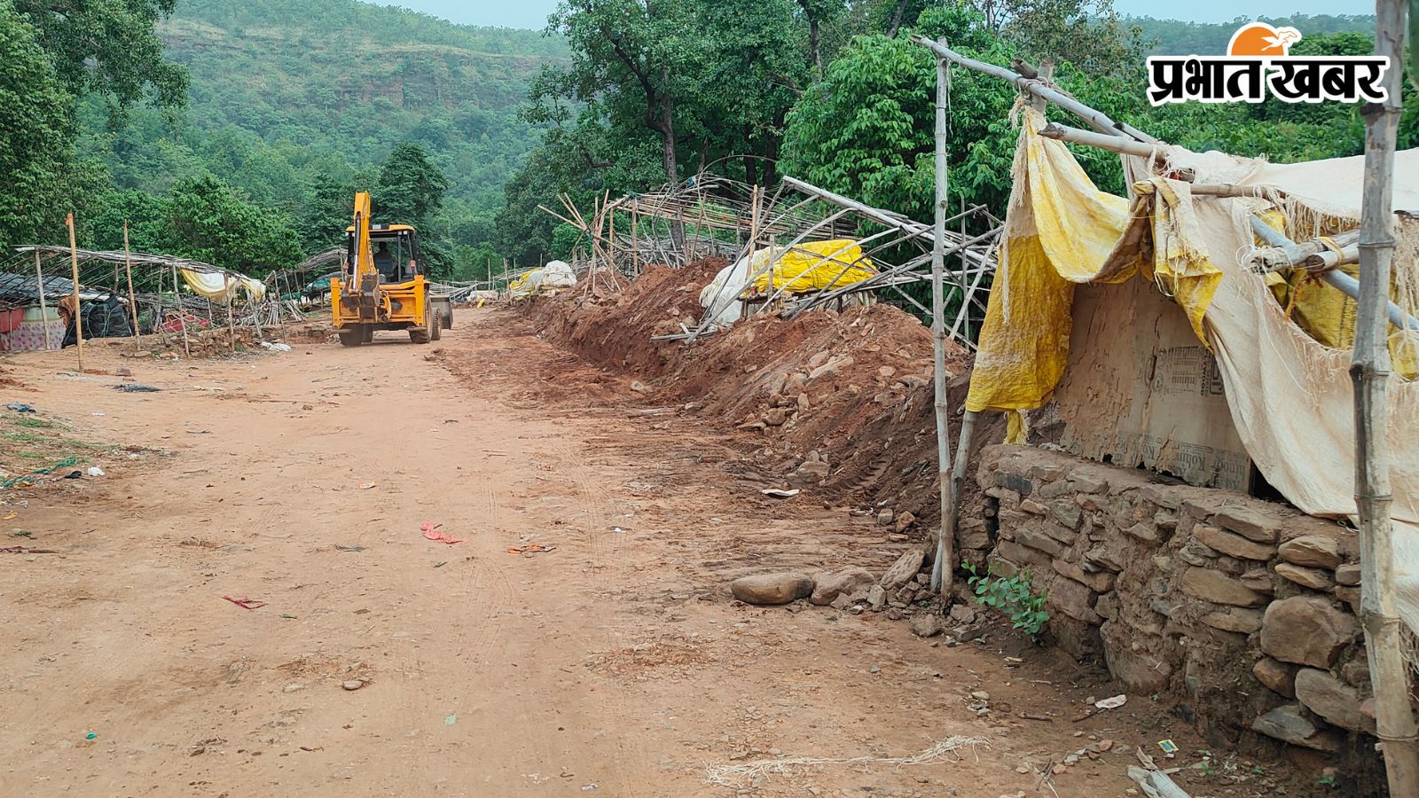 सड़क मरम्मत के कार्य में लगी जेसीबी