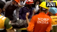 Video : दिल्ली में इमारत गिरते ही मची चीख-पुकार, मलबे से निकला जिंदा शख्स