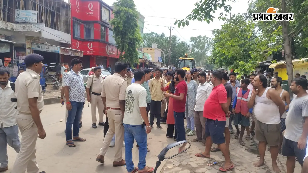 सीवान के मौनिया बाबा मेले से पहले महाराजगंज में चला बुलडोजर, सड़क किनारे अतिक्रमण पर प्रशासन की सख्ती