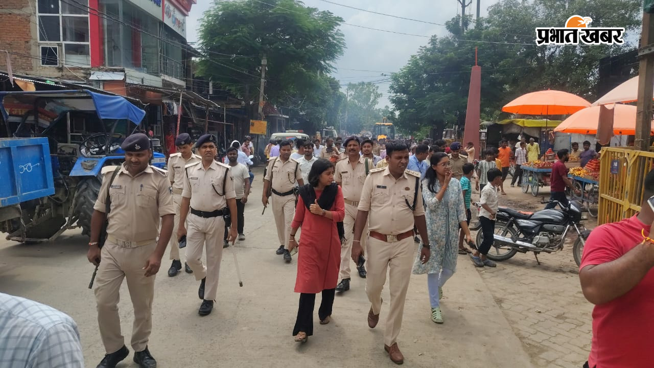 फोटो-सड़क किनारे किए गए अस्थायी अतिक्रमण को हटवाते एसडीओ, एसडीपीओ एवं ईओ फोटो-लोगों से बातचीत करते एसडीओ | Prabhat Khabar Network