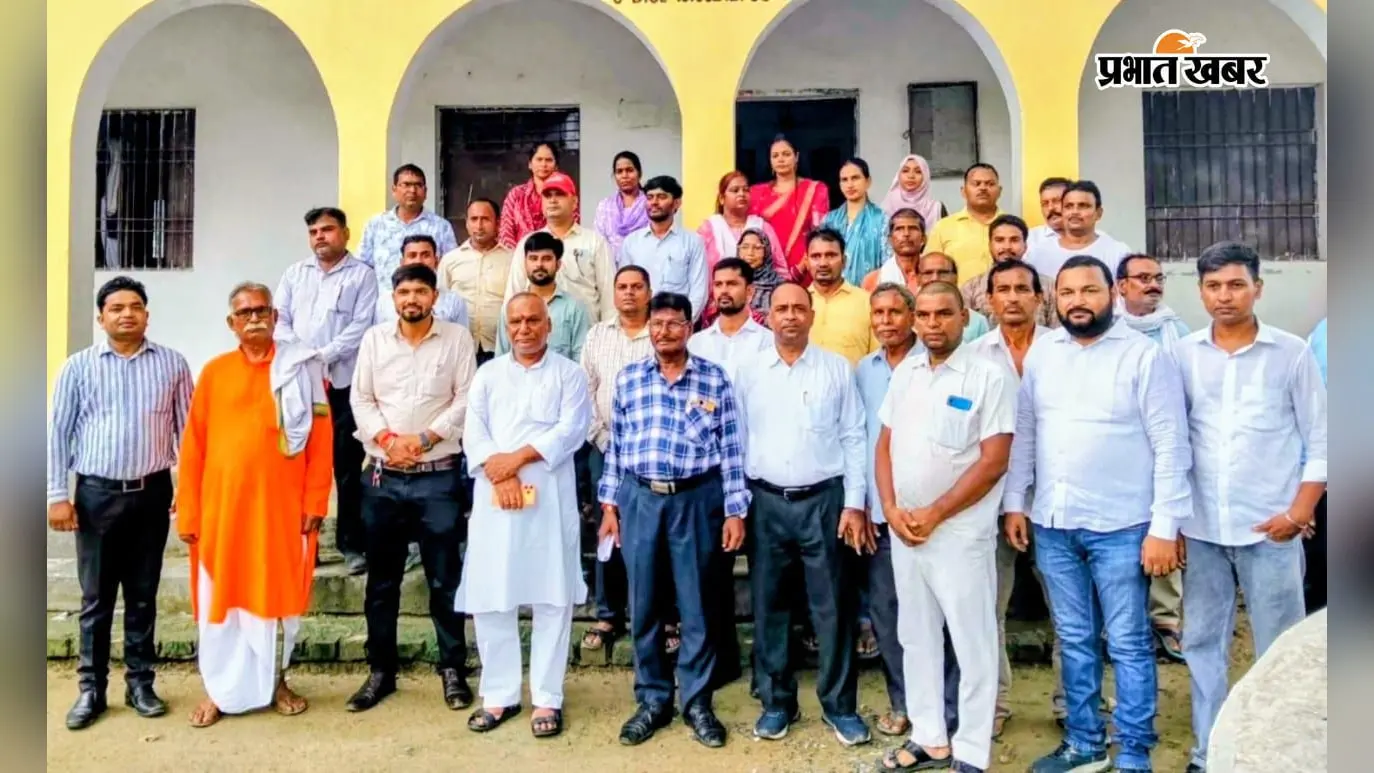 सीवान: हाई स्कूल पहुंचे विधायक, शिक्षकों को कराया कर्तव्य का एहसास; बोले- विद्यार्थियों के भविष्य निर्माण में गुरु की अहम भूमिका