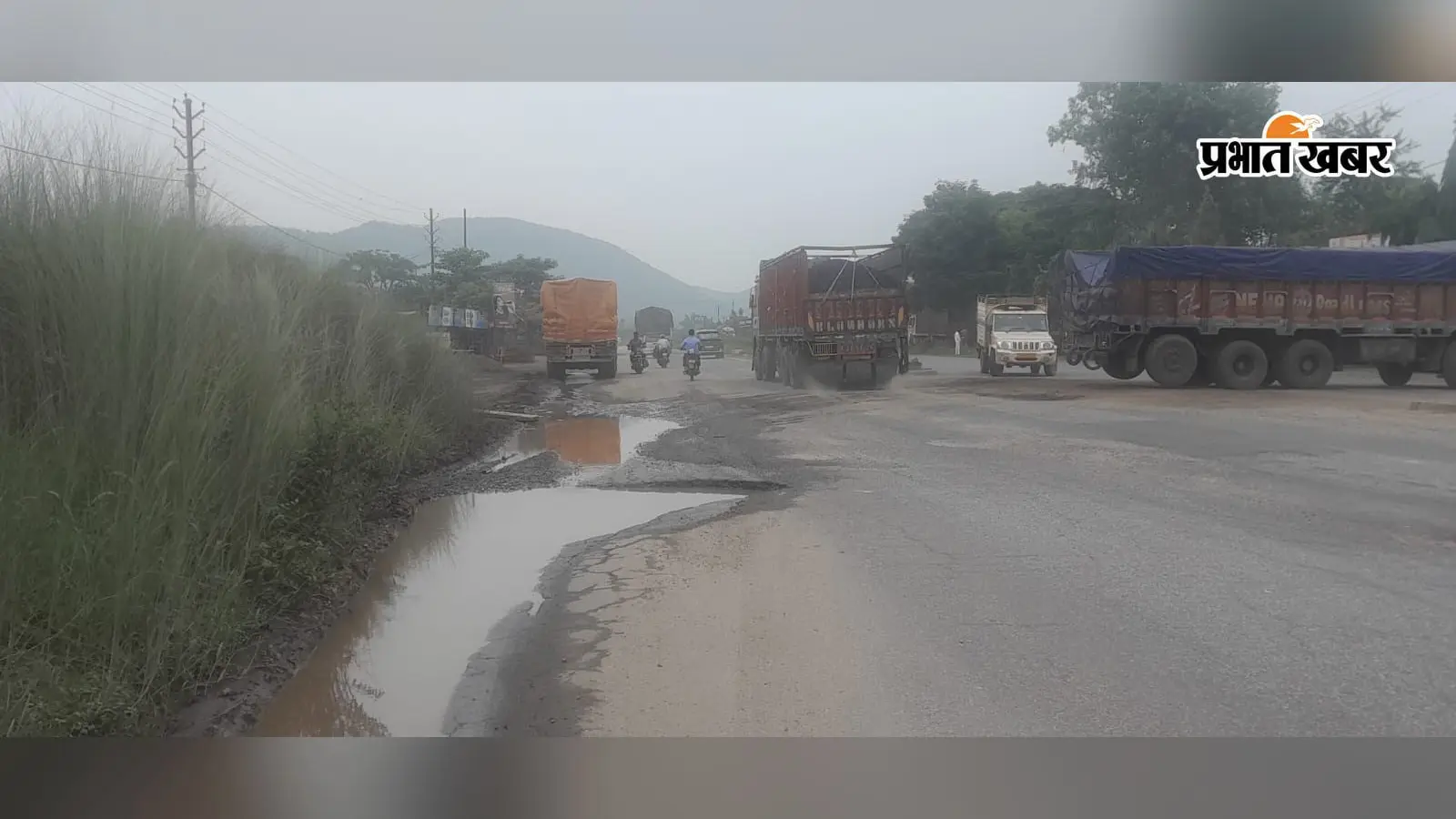 चौका थाना के पास एनएच-33 पर बना बड़ा गड्ढा, हादसे को दे रहा न्योता