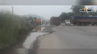 चौका थाना के पास एनएच-33 पर बना बड़ा गड्ढा, हादसे को दे रहा न्योता