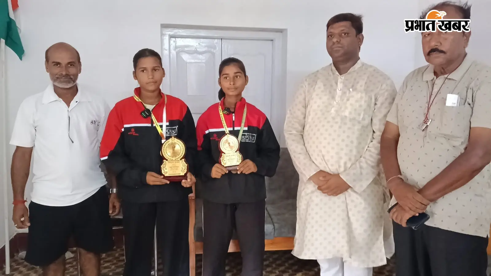 नरकटियागंज की दो बेटियों का बिहार टीम में चयन, अब आंध्र प्रदेश में दिखायेंगी फुटबॉल का हुनर