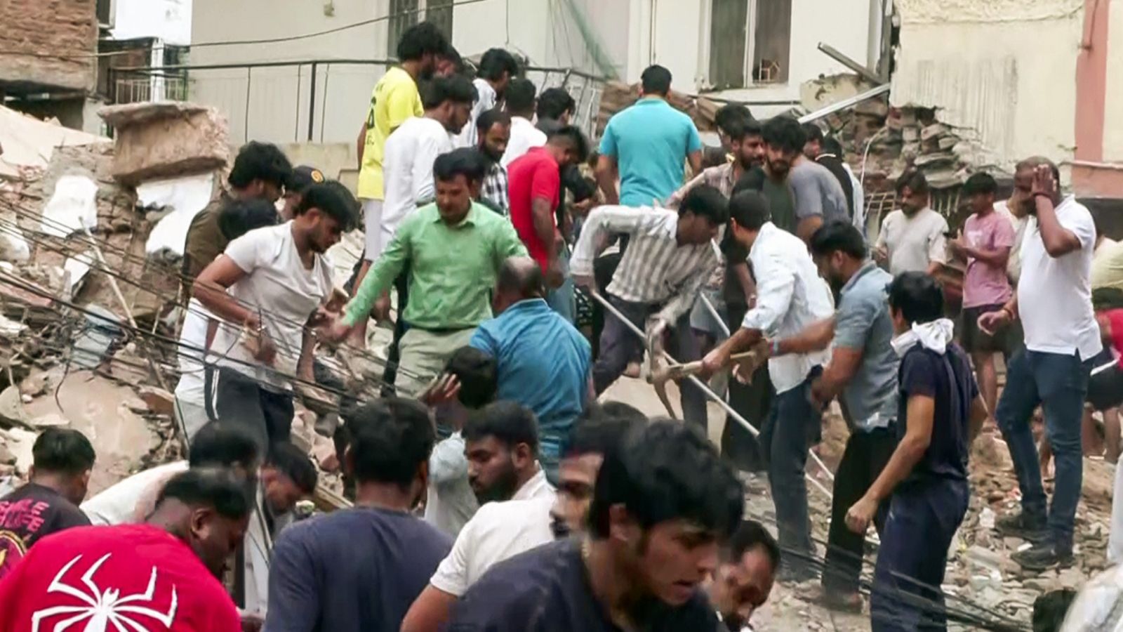 सत्य निकेतन में चार मंजिला इमारत ढही