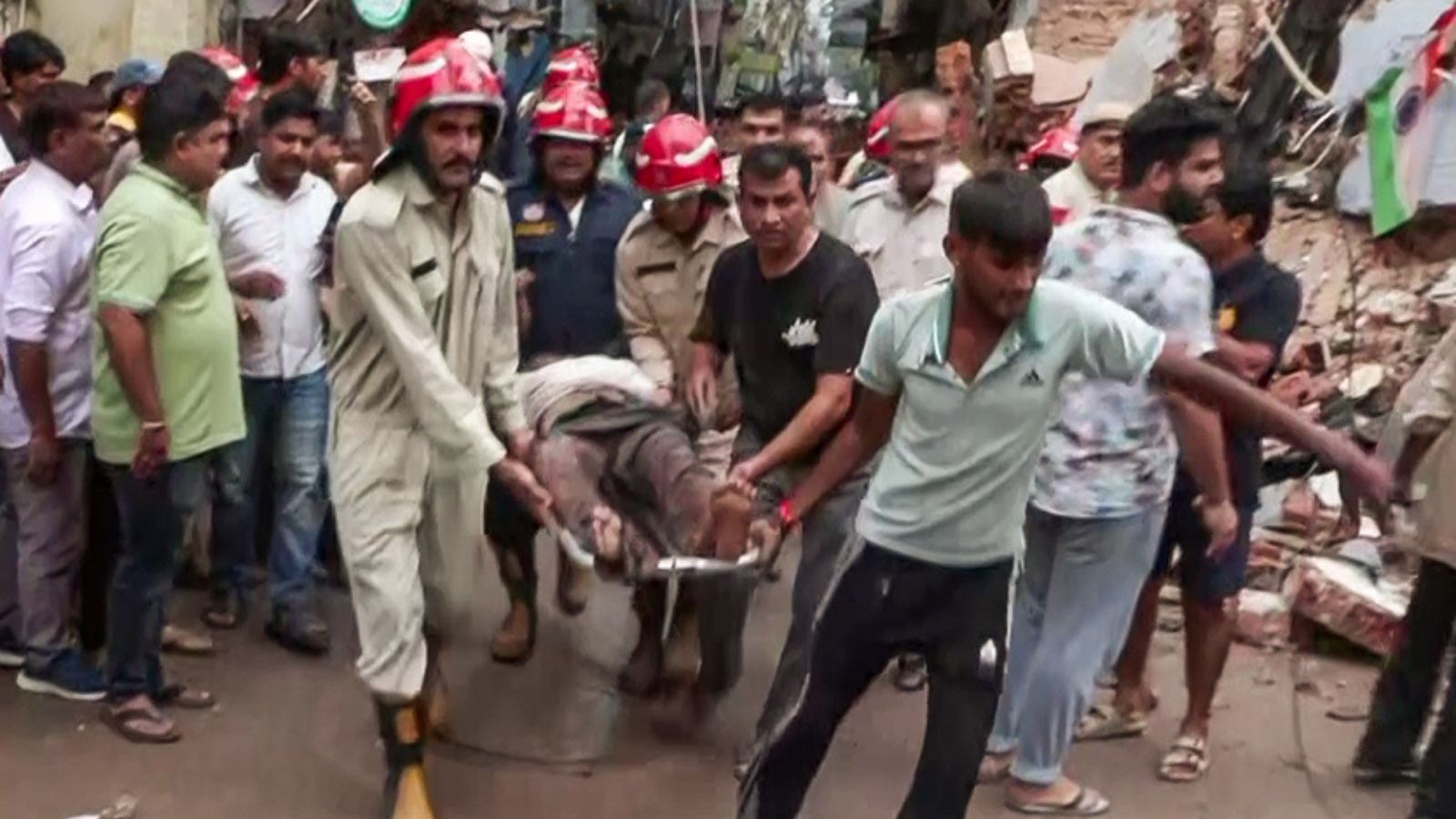घायलों को अस्पताल पहुंचाया गया
