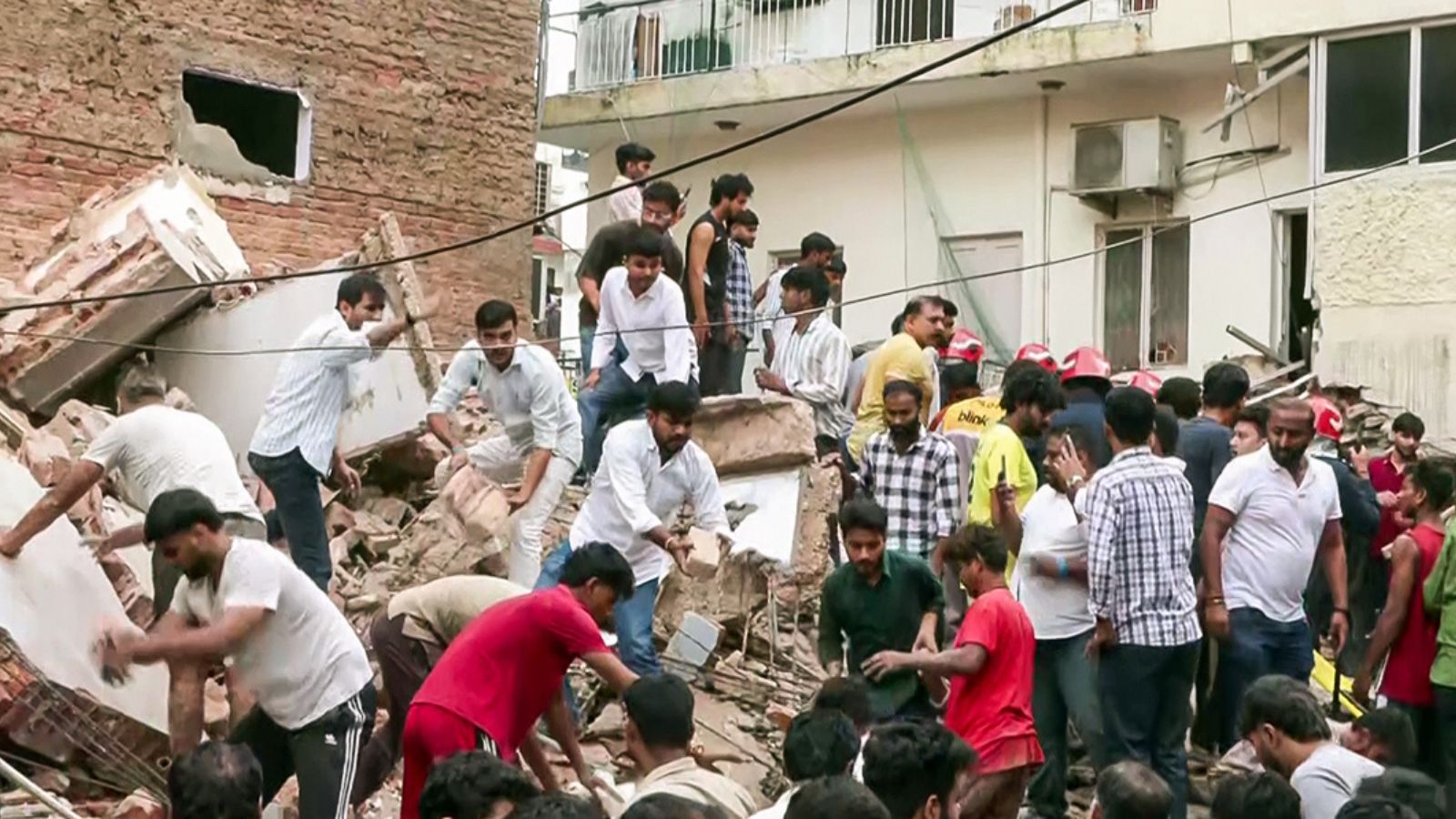 आसपास थे छात्रों के PG