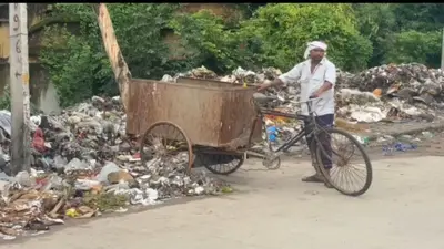 कैमूर में प्रखंड कार्यालय की चहारदीवारी के पास कचरे का अंबार, दुर्गंध से राहगीर परेशान