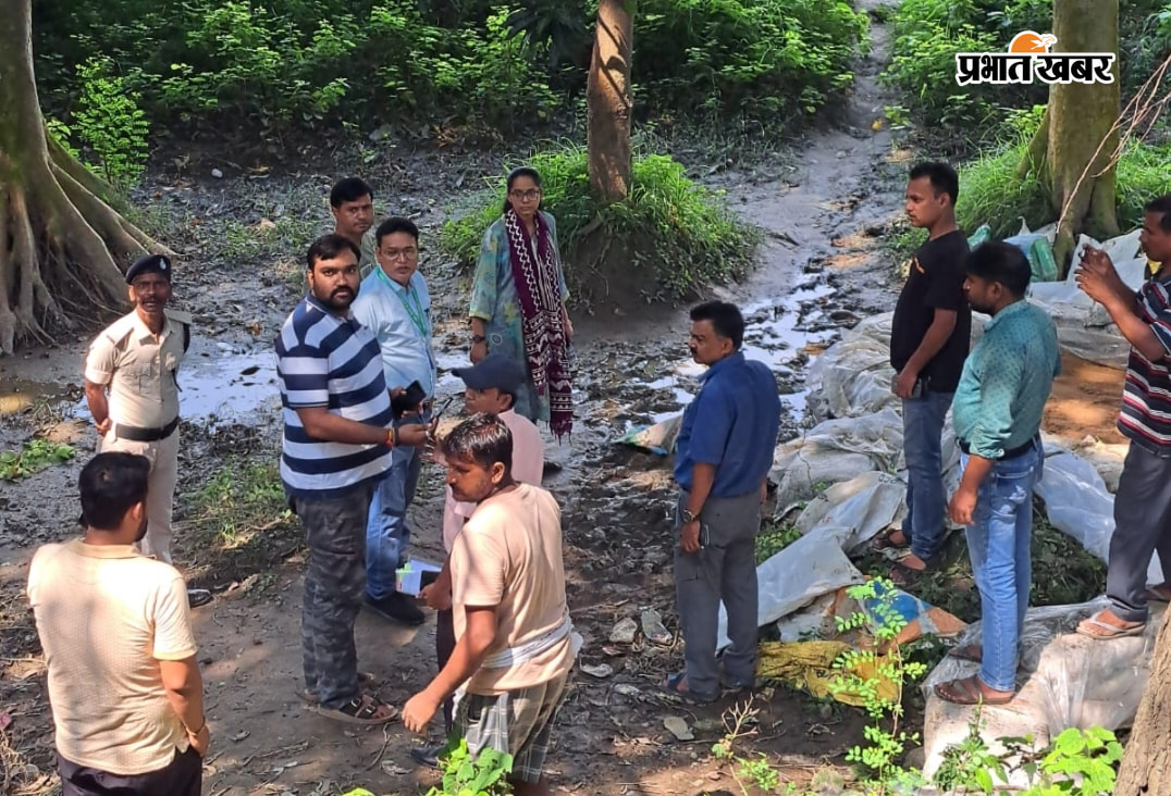 तटबंध का निरीक्षण करते आपदा विभाग के अधिकारी | Prabhat Khabar Network