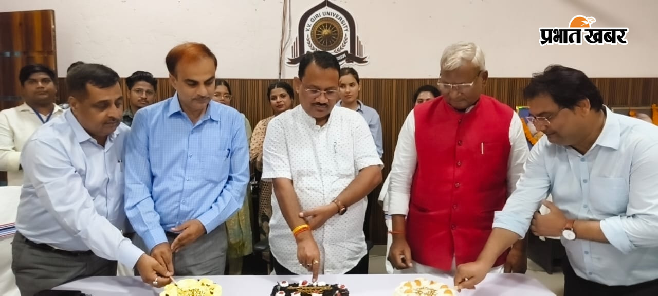 शिक्षक दिवस पर केक काट मनाई गई शिक्षक दिवस | Prabhat Khabar Network