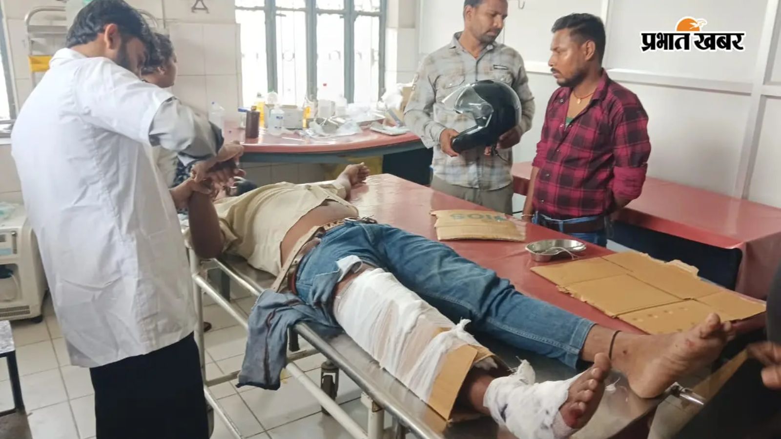 कार्टून के सहारे बांधे गये फ्रेक्चर पैर