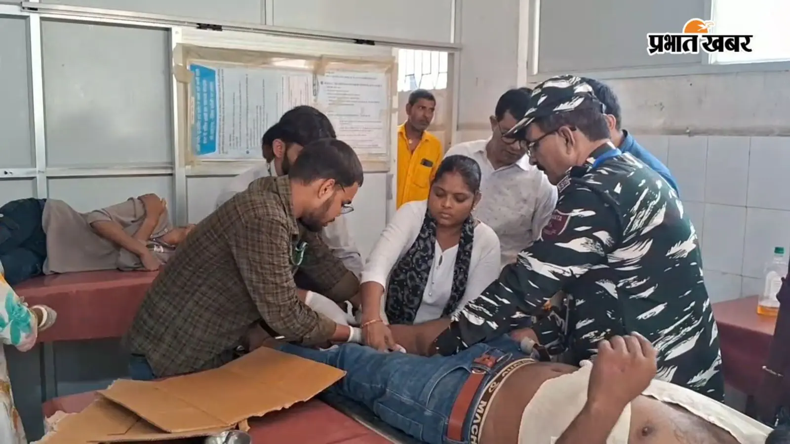 फ्रैक्चर पैर में कार्टून बांधकर किया रेफर, कैमूर के अनुमंडलीय अस्पताल की व्यवस्था पर उठे सवाल