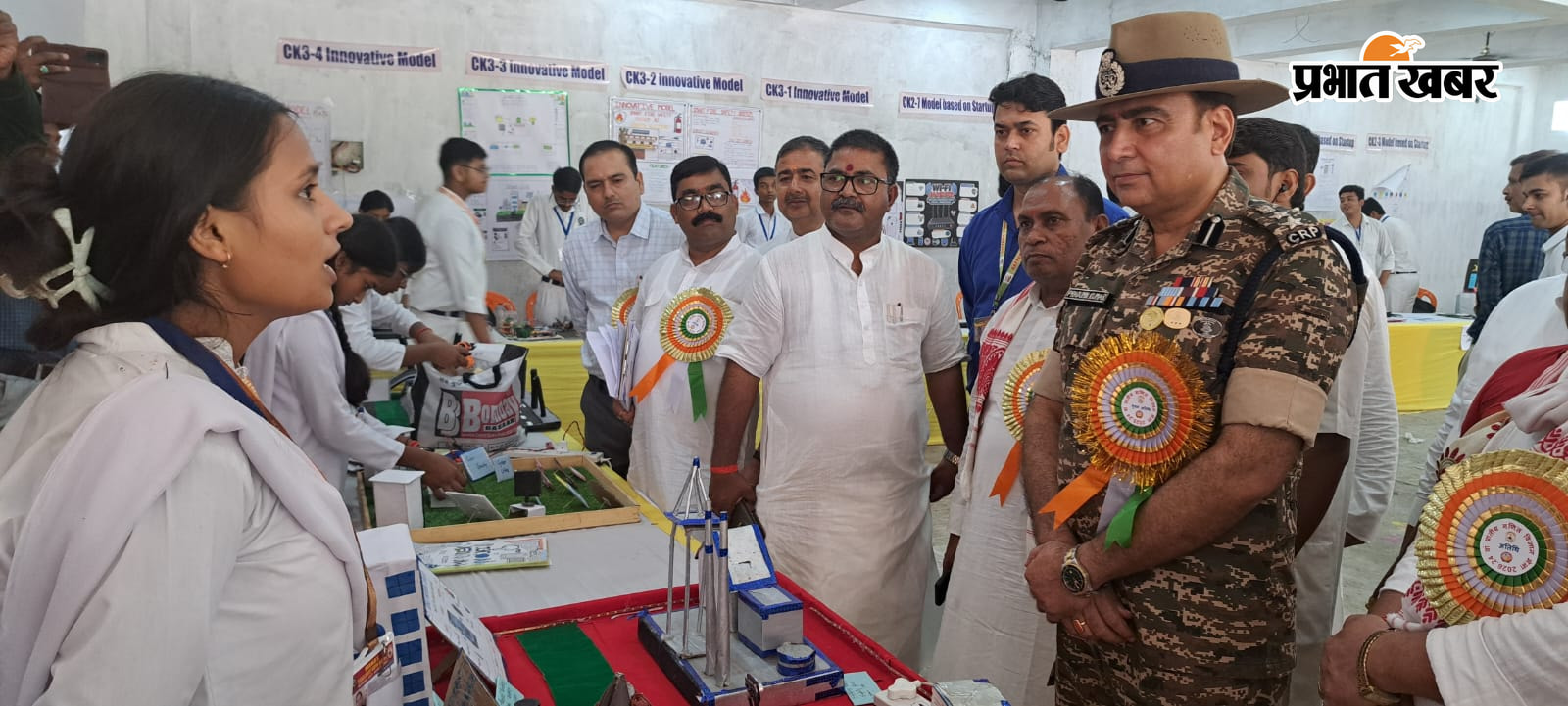 फोटो - राजगीर के पीटीजेएम सरस्वती विद्या मंदिर में आयोजित  गणित - विज्ञान मेला में प्रदर्श का निरीक्षण करते कमांडेंट, एसपी प्राचार्य एवं अन्य | Prabhat Khabar Network