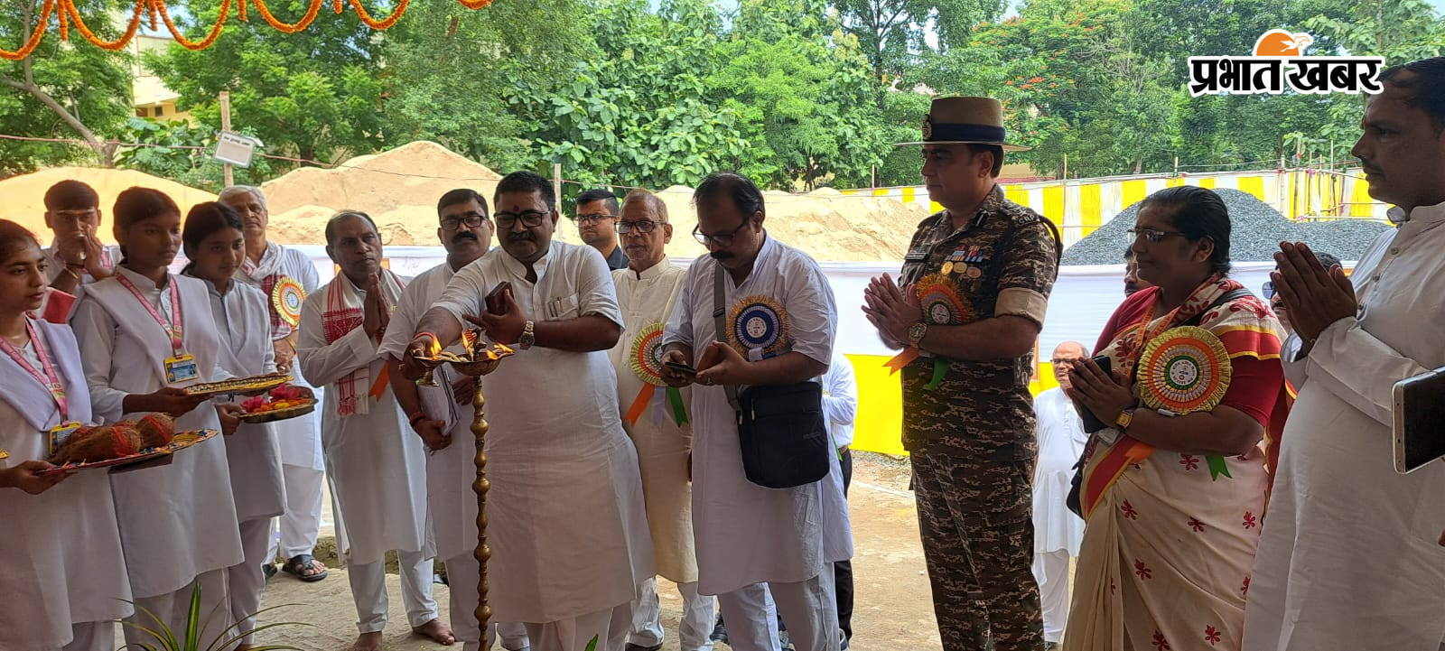 फोटो - राजगीर के पीटीजेएम सरस्वती विद्या मंदिर में आयोजित  गणित - विज्ञान मेला में प्रदर्श का निरीक्षण करते कमांडेंट, एसपी प्राचार्य एवं अन्य | Prabhat Khabar Network