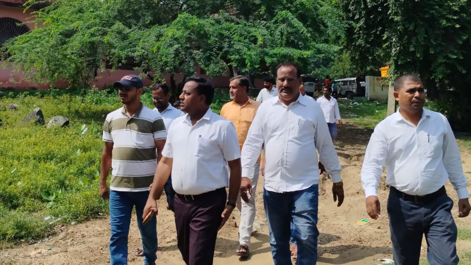 निरीक्षण करते हुए प्रखंड विकास पदाधिकारी व अन्य