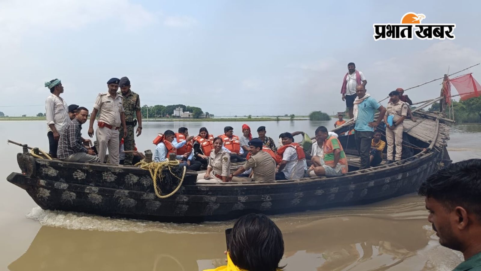 बाढ प्रभावित गांवों मे निरीक्षण करते प्रभारी सचिव व डीएम | Prabhat Khabar Network